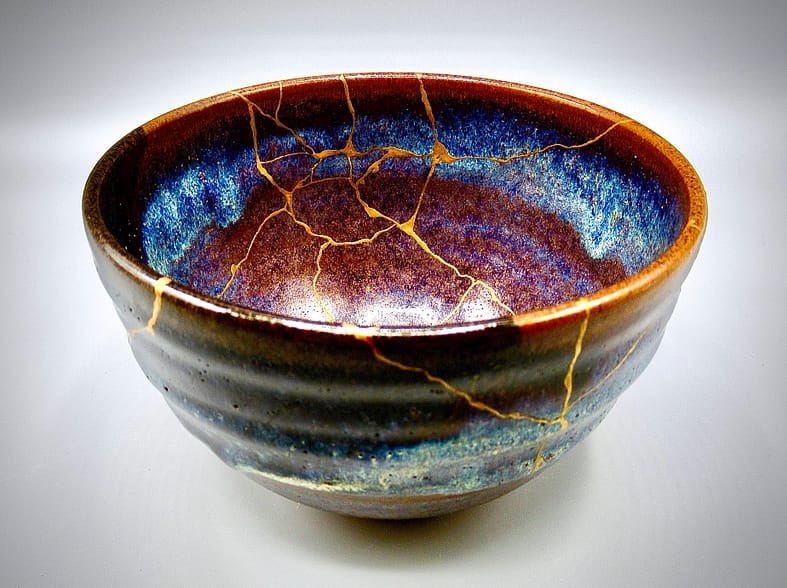 A photo of kintsugi by artist Naoro Fukumaru.