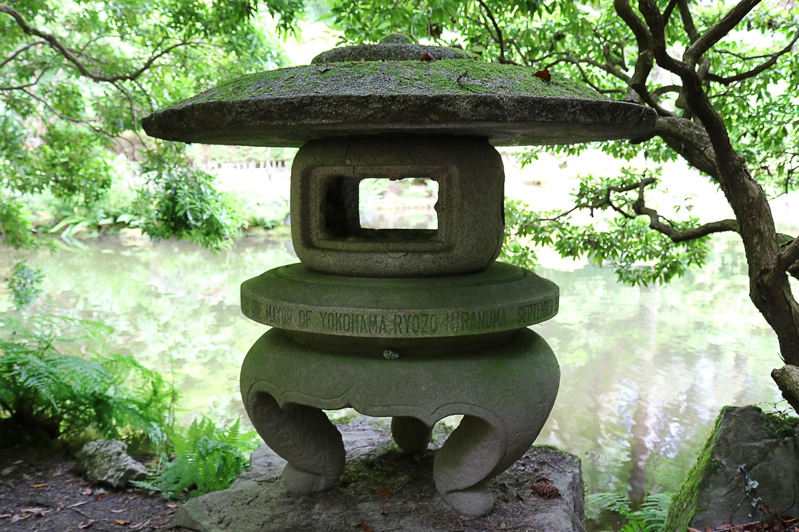 伝統的な日本風の緑色の吊り下げ式庭園灯（彫刻 装飾模様入り） 永遠の平和と友好の象徴 – Portland Japanese Garden