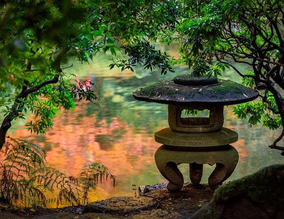 The "Peace Lantern" (neko ashi yukimi), on the east bank of the Upper Strolling Pond. Photo by Jim Reitz.