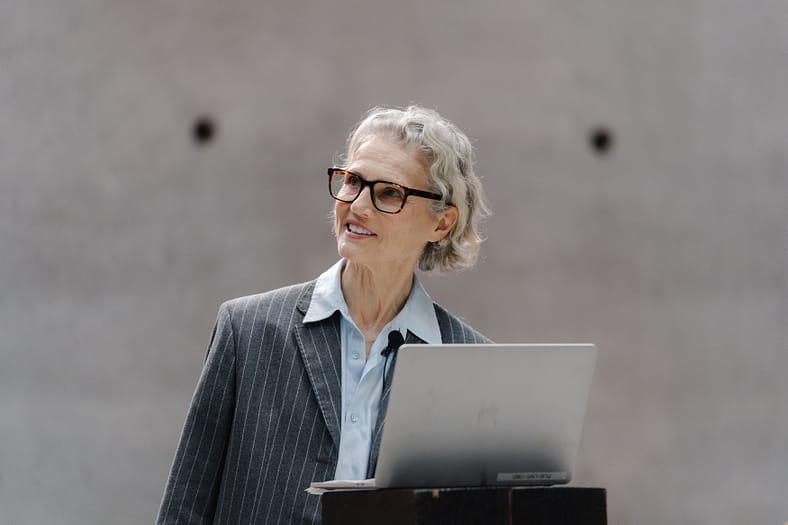 Dorothée Imbert giving a presentation.