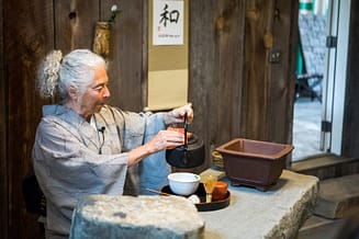 Jan Waldmann preparing tea