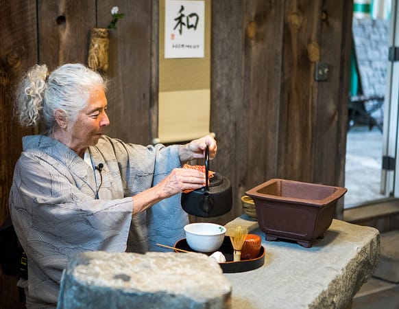 Jan Waldmann preparing tea